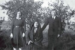 Janina Dobrowolska „Joanna” i jej brat Roman Dobrowolski „Ostrożny” z matką.