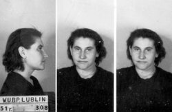 Regina Ozga „Lilka”, łączniczka grupy „Żelaznego”, aresztowana 6 X 1951 r., skazana na karę śmierci, zamienioną na dożywotnie więzienie. Zdjęcie sygnalityczne wykonane przez UB.
