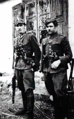 Stoją od lewej: st. sierż. Mieczysław Dziemieszkiewicz „Rój” i dowódca jednego z patroli sierż. Ildefons Żbikowski „Tygrys”.