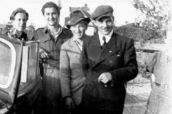 Zdjęcie wykonane po amnestii 1947 r. Henryk Flame „Bartek” (pierwszy od prawej) wraz ze swoimi żołnierzami (od lewej: Gustaw Matuszny, ps. „Orzeł Biały”, N.N., Stanisław Włoch, ps. „Lis”).
