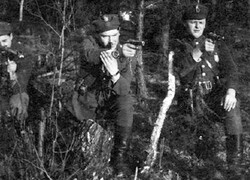Sierż. Tadeusz Bogatko "Plon" (w środku), żołnierz Okręgu Wileńskiego AK, uczestnik operacji "Ostra Brama", internowany, wcielony do LWP. Następnie dowódca patrolu PAS Komendy NZW Powiatu Bielsk Podlaski. Poległ w nocy z 25 na 26 lutego 1949 r. we wsi Jamiołki. Dowódcą oddziału po "Plonie" został Lucjan Szymborski "Miedziak”, który poległ 29 września 1949 r. w walce z grupą operacyjną KBW k. wsi Pierzchały.