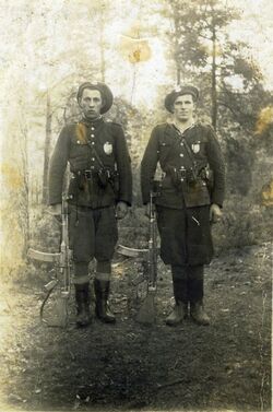 NN oraz Józef Grabowski „Vis” (brat ppor. "Wiarusa"). Lato/jesień 1948 r. (fot. zbiory Dariusza Syrnickiego).