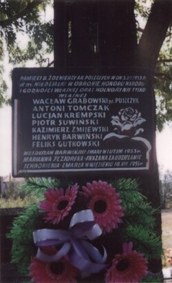Tablica na krzyżu na cmentarzu w Lipowcu Kościelnym: "Pamięci byłych żołnierzy AK-NZW poległych w dniu 5 lipca 1953 r. w miejscowości Niedziałki w obronie honoru narodu i godności własnej oraz wolności nie tylko własnej".