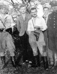 Lato 1946, żołnierze z oddziału mjr. &quot;Zapory&quot;, stoją od lewej:

– Zbigniew Sochacki &quot;Zbyszek&quot;, pierwszy adiutant
&quot;Zapory&quot;. 3 lipca 1946 ranny w walce z grupą operacyjną UB, zastrzelił się; plut. Kazimierz Stefańczyk &quot;Sokół&quot;;mjr Hieronim Dekutowski &quot;Zapora&quot;;
por. Kazimierz Pawłowski &quot;Nerw&quot;, Aresztowany 1 lipca 1948, skazany na karę śmierci, zamordowany 10
lutego 1949;por. Szczepan Żelazny &quot;Żaba&quot;, d-ca plutonu w zgrupowaniu mjr. &quot;Zapory&quot;.
