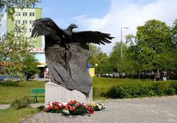 Pomnik w hołdzie żołnierzom ze zgrupowania Związku Zbrojnej Konspiracji mjr. Franciszka Jaskulskiego „Zagończyka” odsłonięty 10 czerwca 2001 r. w Radomiu, dzięki staraniom Fundacji „Pamiętamy”.