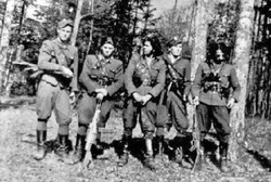 Prawdopodobnie 1948 r. Od lewej: Aleksander Młyński „Drągal”, Zbigniew Ejnenberg „Powstańczyk”, Antoni Szeliga „Wicher”, N.N. „Wichura” i „Daszko” – późniejszy zdrajca.