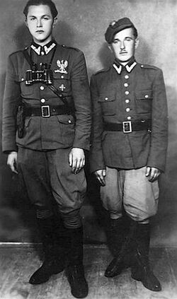 Od lewej stoją: ppor. Tadeusz Zieliński ps. „Igła”, Jerzy Domagała „Mazur”.