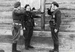 Ppor. Henryk Jastrzębski „Zbych”, „Bohun” (z prawej)  przyjmuje raport.