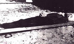 Ostrowsko, 21 luty 1947 r. Złożony na noszach przez UB-owców, ranny po samobójczym postrzale, Mjr Józef Kuraś &quot;Ogień&quot;.