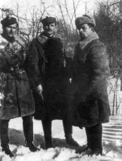 Od lewej: ppor. Witold Buczak &quot;Ponury&quot;, kpt. Kazimierz Kamieński &quot;Huzar&quot;, N.N.