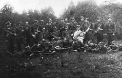 Zgrupowanie partyzanckie (Dowództwo Oddziałów Leśnych KWP Teren 731) kpt. Jana Małolepszego „Murata” (siedzi drugi od prawej), 30 sierpnia 1947 r. las klonowski.