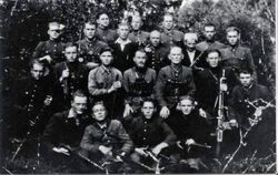 Wiosna 1947 r., oddział „Ireny” ze zgrupowania ppor. Anatola Radziwonika „Olecha” (siedzi w środku), na prawo od „Olecha” siedzi sierż. Paweł Klikiewicz „Irena” – poległ 17 maja 1947 r. (wkrótce po wykonaniu tego zdjęcia) w starciu z NKWD pod Starodworcami; ciężko ranny w obie nogi osłaniał odwrót grupy po czym zastrzelił się nie chcąc wpaść w ręce Sowietów.