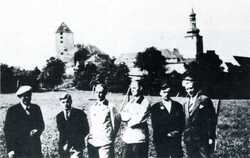 1943 r. Na robotach w Niemczech, Kwerfurt (niem. Querfurt), na zachód od miasta Halle. Od lewej stoją: N.N., Henryk Wybranowski, Władysław Taraszkiewicz, Edward Taraszkiewicz, N.N., N.N. W tle widoczny zamek w Kwerfurcie (Burg Querfurt).