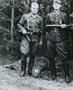Czerwiec 1947 r. Od lewej stoją: Henryk Wybranowski „Tarzan”, Edward Taraszkiewicz „Żelazny”.
