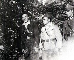Stoją od prawej: Józef Strug "Ordon", Ludwik Szmydke "Czarny Jurek", Jan Belcarz "Dżym". Kwiecień/maj 1947 r.