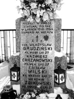 Tablica pamiątkowa w miejscu śmierci "Pilota" i żołnierzy z jego patrolu w Popowie Borowym, 23 VI 1950 r.