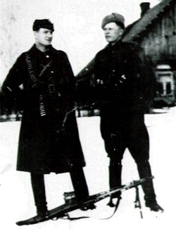 Zima 1945/1946 r. Od lewej: „Żelazny”, Zdzisław Kogut (Kogutowski) „Ryś” (poległ podczas tzw. Krwawej Wigilii, 24 XII 1946 r.