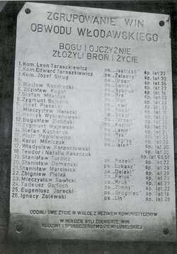Tablica pamiątkowa na wschodniej ścianie kapliczki w Zbereżu, poświęcona poległym i pomordowanym członkom Zgrupowania WiN Obwodu Włodawa.