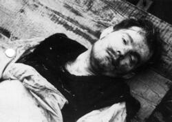 Pośmiertne zdjęcie ppor. Edwarda Taraszkiewicza „Żelaznego”, wykonane na dziedzińcu PUBP we Włodawie 6 X 1951 r. Na ciele widoczny (na granicy zawinięcia koszuli) ślad po kuli, która go zabiła.