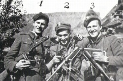 Od lewej: plut. Jerzy Lejkowski &quot;Szpagat&quot;, plut. Zdzisław Badocha &quot;Żelazny&quot;, plut. Henryk Wieliczko &quot;Lufa&quot;. Białostocczyzna 1945 r.