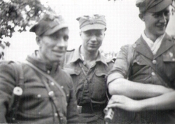 Od lewej: ppor. &quot;Zaja&quot;, NN, kpr. Tadeusz Urbanowicz &quot;Moskito&quot;, 1945 r.