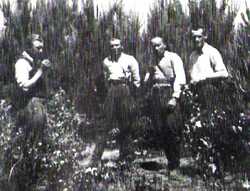 "Garbaty" i jego żołnierze (1950 r.). Od lewej: Adam Kusz "Garbaty", Michał Krupa "Wierzba", Wiktor Pudełko "Duży", Tadeusz Haliniak "Opium".