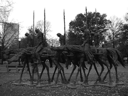 Boston, USA. Pomnik "Partyzanci" autorstwa Andrzeja Pityńskiego.