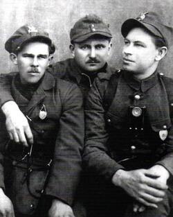 Kwiecień 1945 r. Od lewej: Witold Szalewicz „Szczur”, Kazimierz Kiedyk „Klin”, sierż. Władysław Janczewski „Laluś”, dowódca oddziału.